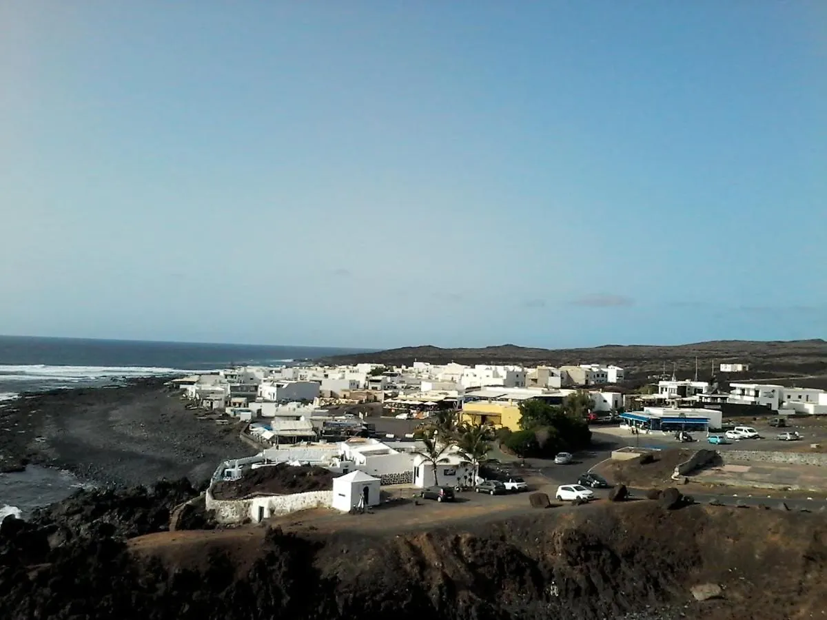 Cozy House In El Golfo + Terrace
